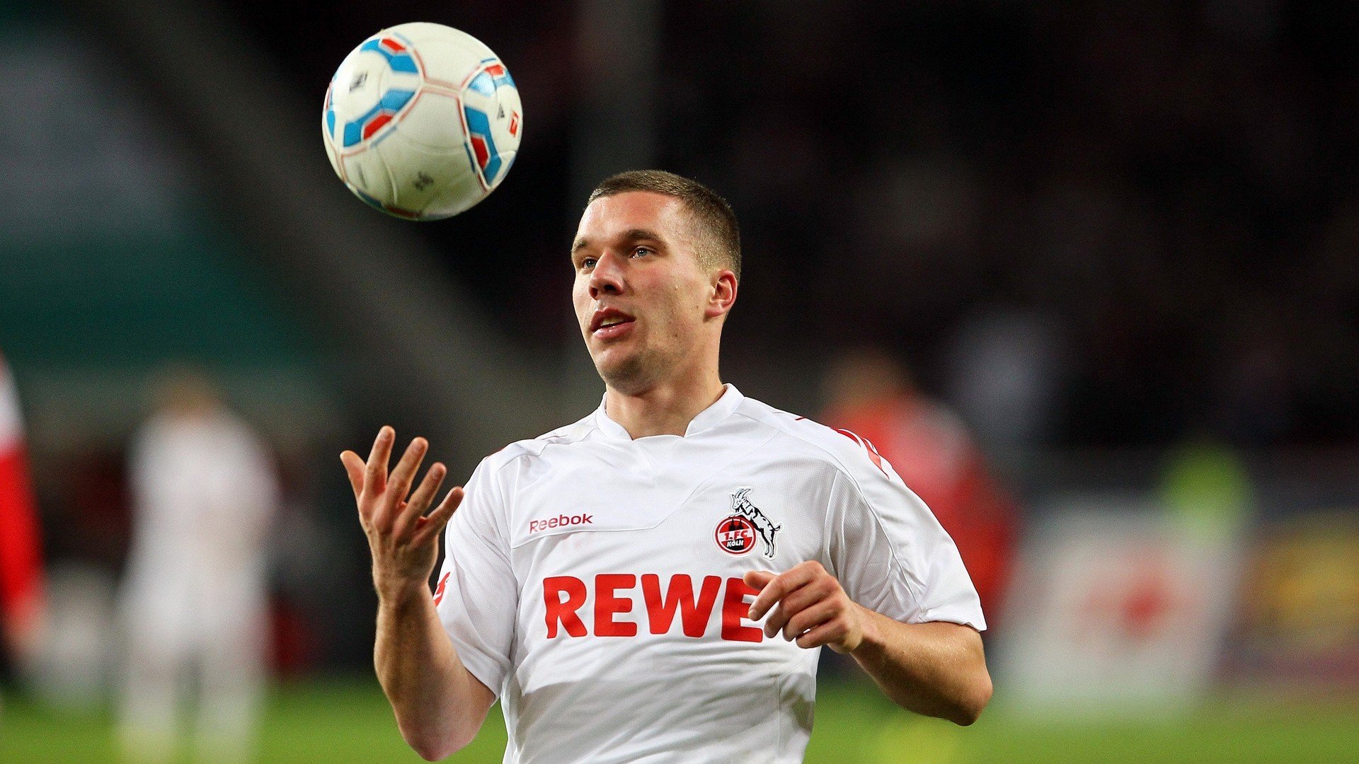 现场气氛火爆！球迷欢呼声此起彼伏！，球迷的疯狂举动